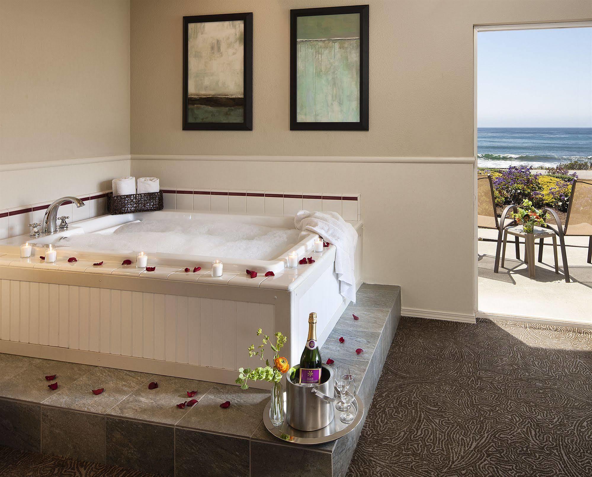 Cambria Landing Inn And Suites Exterior foto